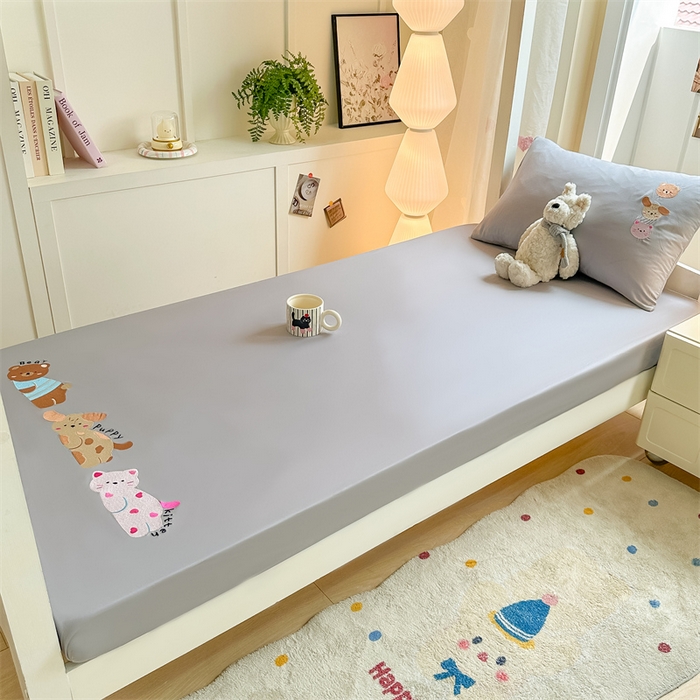 91家纺网 家纺一手货源 找家纺 灰鲸 2025新款全棉刺绣床笠-懒懒小憩学生床系列 懒懒小憩-灰