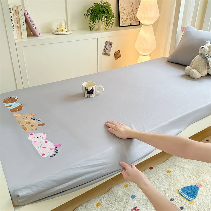 91家纺网 家纺一手货源 找家纺 灰鲸 2025新款全棉刺绣床笠-懒懒小憩学生床系列 懒懒小憩-灰