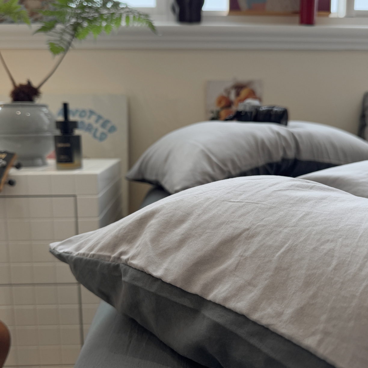 91家纺网 家纺一手货源 找家纺 水墨江南 2025新款亲肤磨毛水洗棉纯色四件套 浅灰深灰