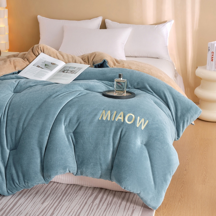 91家纺网 家纺一手货源 找家纺 米米儿家纺 2025新款牛奶绒刺绣冬被跨境被子外贸冬季被芯被子被芯 蓝-卡其色