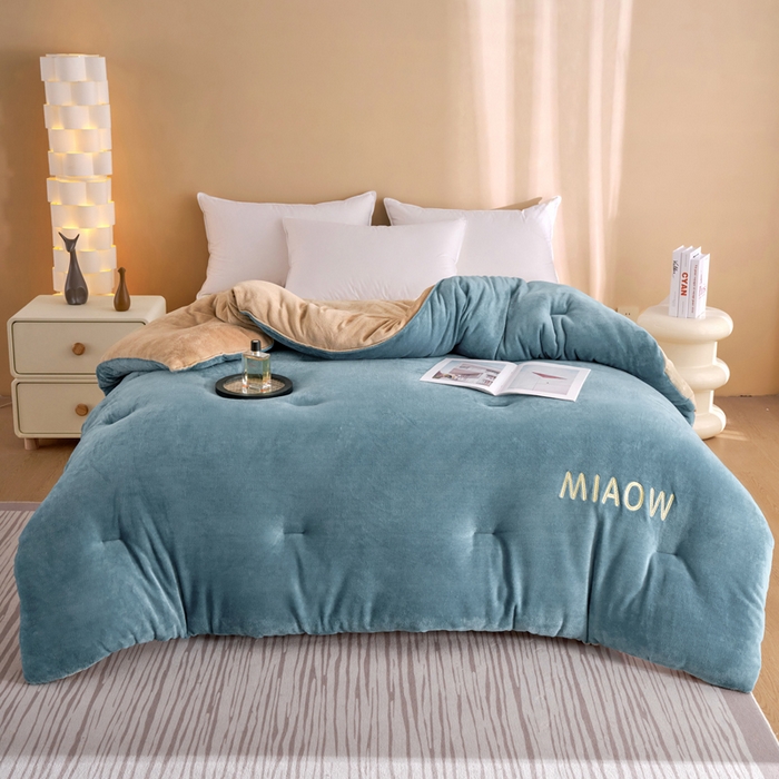 91家纺网 家纺一手货源 找家纺 米米儿家纺 2025新款牛奶绒刺绣冬被跨境被子外贸冬季被芯被子被芯 蓝-卡其色