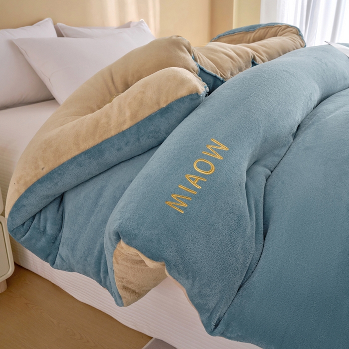 91家纺网 家纺一手货源 找家纺 米米儿家纺 2025新款牛奶绒刺绣冬被跨境被子外贸冬季被芯被子被芯 蓝-卡其色