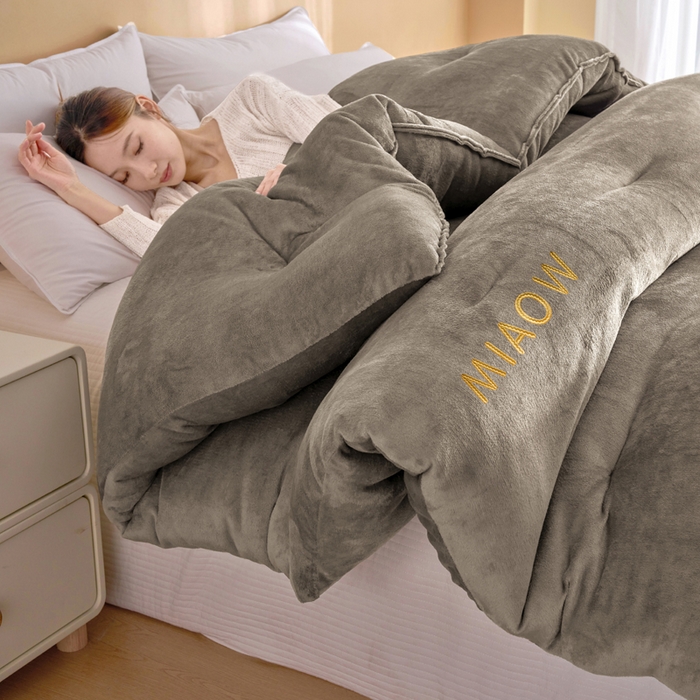 91家纺网 家纺一手货源 找家纺 米米儿家纺 2025新款牛奶绒刺绣冬被跨境被子外贸冬季被芯被子被芯 灰色
