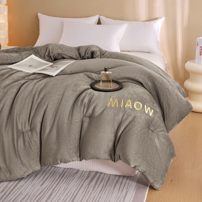 91家纺网 家纺一手货源 找家纺 米米儿家纺 2025新款牛奶绒刺绣冬被跨境被子外贸冬季被芯被子被芯 灰色