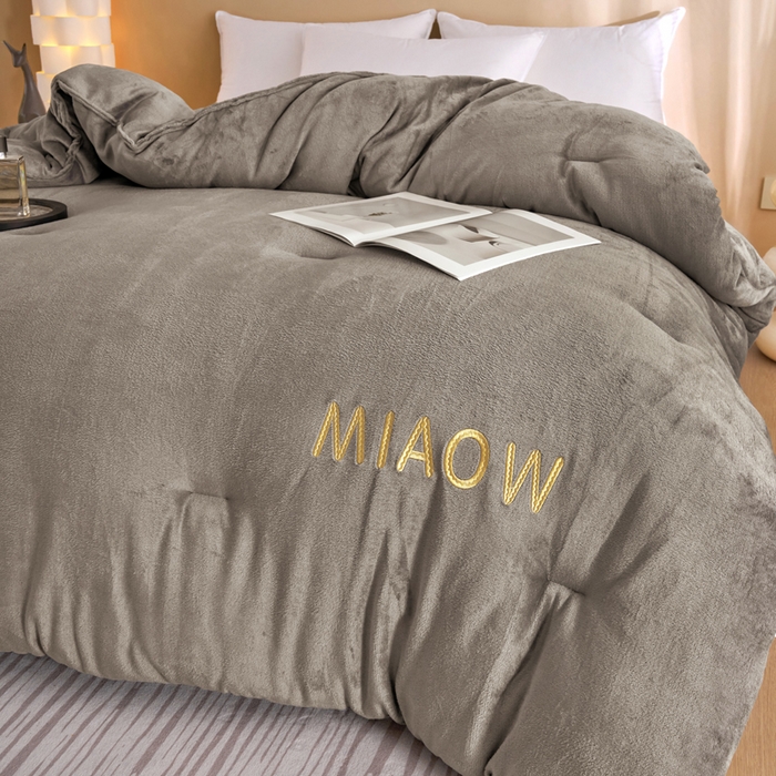 91家纺网 家纺一手货源 找家纺 米米儿家纺 2025新款牛奶绒刺绣冬被跨境被子外贸冬季被芯被子被芯 灰色