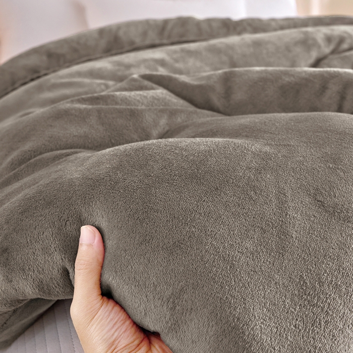 91家纺网 家纺一手货源 找家纺 米米儿家纺 2025新款牛奶绒刺绣冬被跨境被子外贸冬季被芯被子被芯 灰色