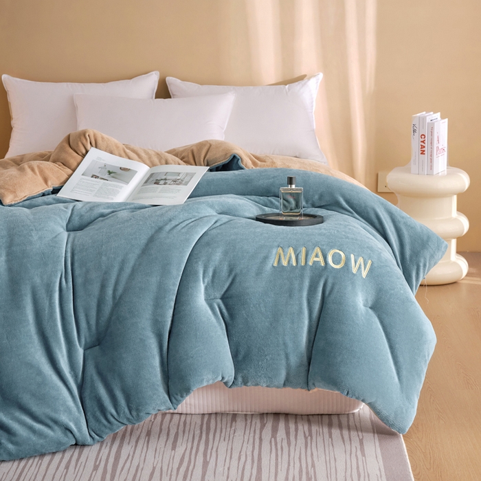 91家纺网 家纺一手货源 找家纺 米米儿家纺 2025新款牛奶绒刺绣冬被跨境被子外贸冬季被芯被子被芯 蓝-卡其色