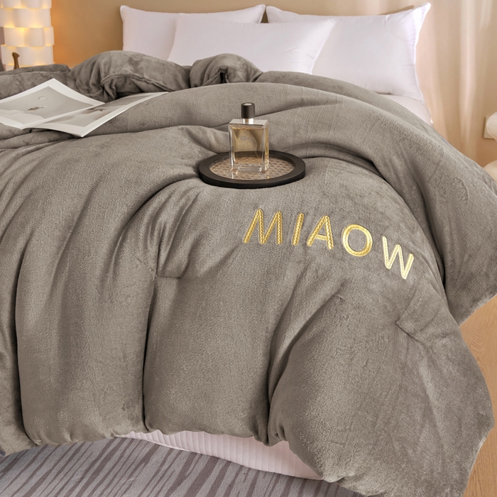 91家纺网 家纺一手货源 找家纺 米米儿家纺 2025新款牛奶绒刺绣冬被跨境被子外贸冬季被芯被子被芯 灰色