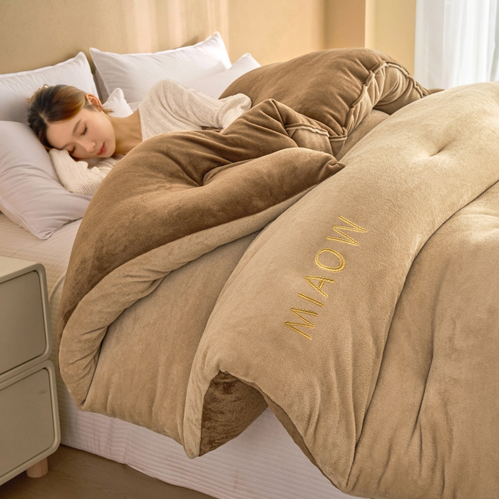 91家纺网 家纺一手货源 找家纺 （总）米米儿家纺 2025新款牛奶绒刺绣冬被跨境被子外贸冬季被芯被子被芯