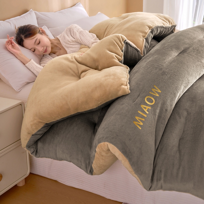 91家纺网 家纺一手货源 找家纺 米米儿家纺 2025新款牛奶绒刺绣冬被跨境被子外贸冬季被芯被子被芯 灰-卡其色