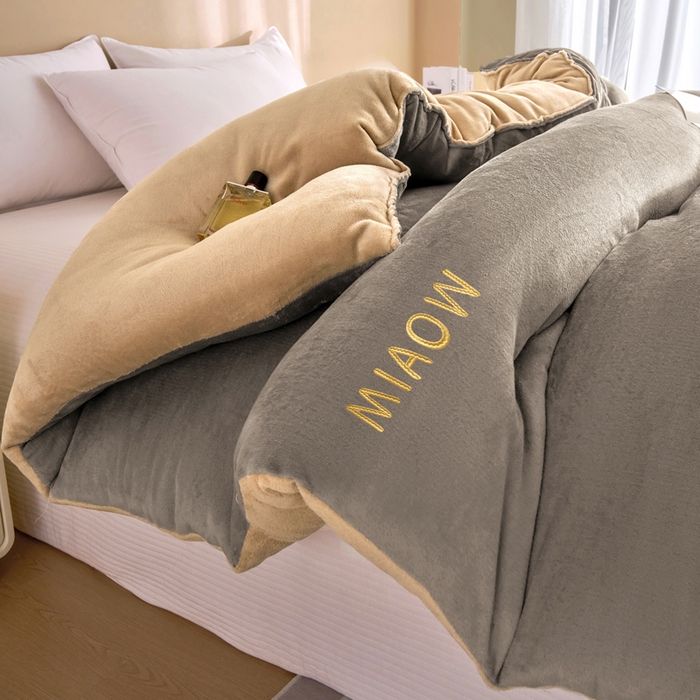 91家纺网 家纺一手货源 找家纺 米米儿家纺 2025新款牛奶绒刺绣冬被跨境被子外贸冬季被芯被子被芯 灰-卡其色