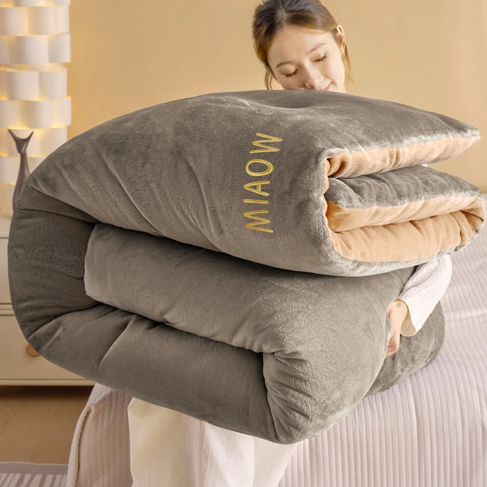 91家纺网 家纺一手货源 找家纺 米米儿家纺 2025新款牛奶绒刺绣冬被跨境被子外贸冬季被芯被子被芯 灰-卡其色