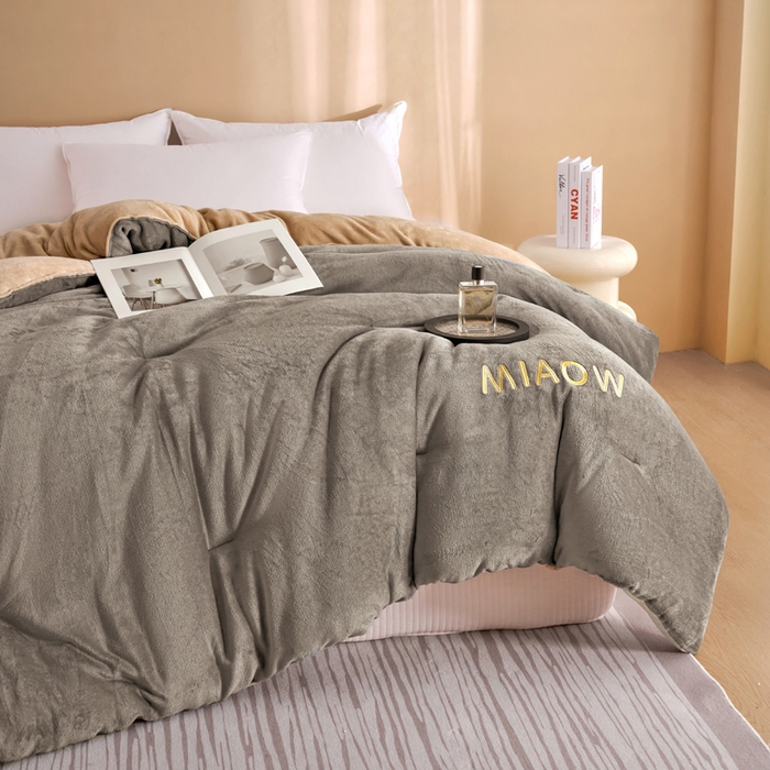 91家纺网 家纺一手货源 找家纺 米米儿家纺 2025新款牛奶绒刺绣冬被跨境被子外贸冬季被芯被子被芯 灰-卡其色