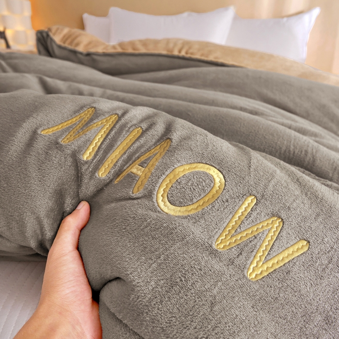 91家纺网 家纺一手货源 找家纺 米米儿家纺 2025新款牛奶绒刺绣冬被跨境被子外贸冬季被芯被子被芯 灰-卡其色