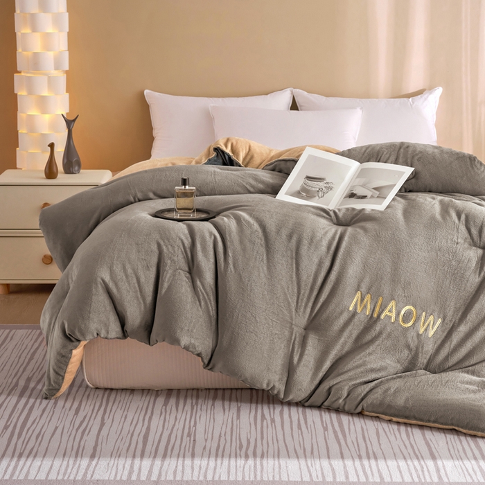 91家纺网 家纺一手货源 找家纺 米米儿家纺 2025新款牛奶绒刺绣冬被跨境被子外贸冬季被芯被子被芯 灰-卡其色