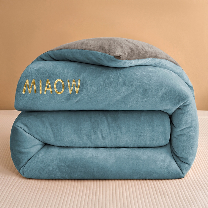 91家纺网 家纺一手货源 找家纺 米米儿家纺 2025新款牛奶绒刺绣冬被跨境被子外贸冬季被芯被子被芯 蓝-灰色