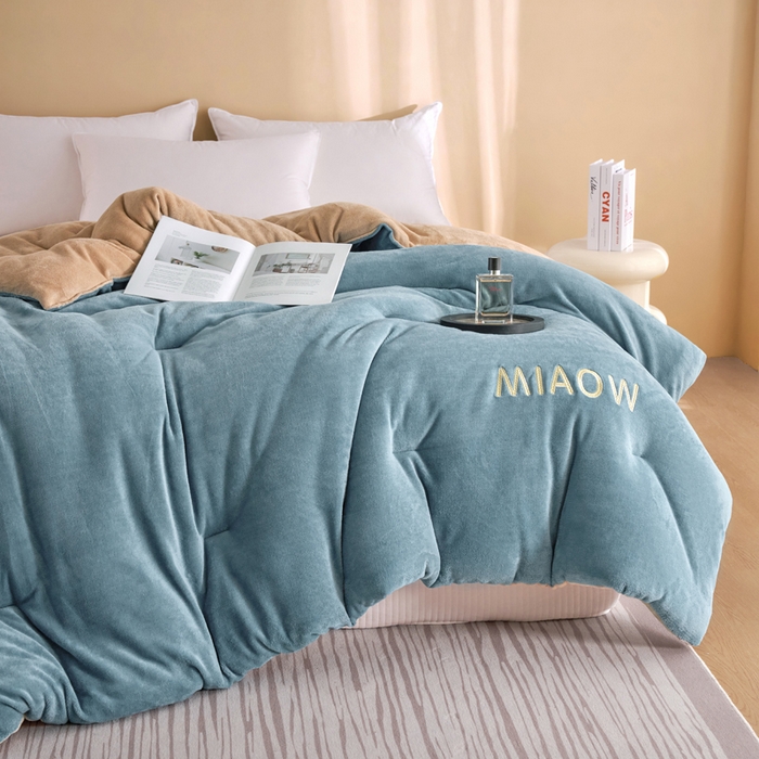 91家纺网 家纺一手货源 找家纺 米米儿家纺 2025新款牛奶绒刺绣冬被跨境被子外贸冬季被芯被子被芯 蓝-卡其色