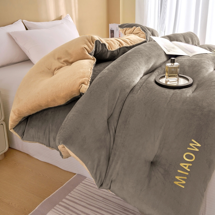 91家纺网 家纺一手货源 找家纺 米米儿家纺 2025新款牛奶绒刺绣冬被跨境被子外贸冬季被芯被子被芯 灰-卡其色