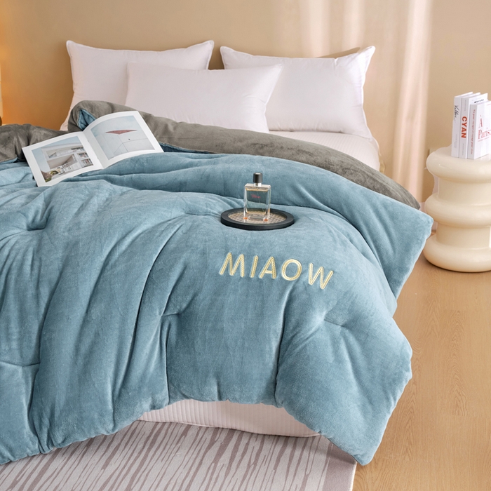 91家纺网 家纺一手货源 找家纺 米米儿家纺 2025新款牛奶绒刺绣冬被跨境被子外贸冬季被芯被子被芯 蓝-灰色