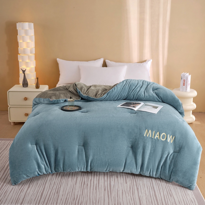 91家纺网 家纺一手货源 找家纺 米米儿家纺 2025新款牛奶绒刺绣冬被跨境被子外贸冬季被芯被子被芯 蓝-灰色