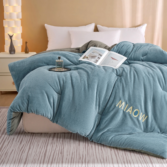 91家纺网 家纺一手货源 找家纺 米米儿家纺 2025新款牛奶绒刺绣冬被跨境被子外贸冬季被芯被子被芯 蓝-灰色