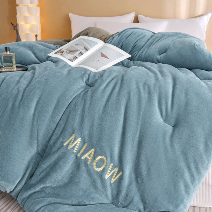 91家纺网 家纺一手货源 找家纺 米米儿家纺 2025新款牛奶绒刺绣冬被跨境被子外贸冬季被芯被子被芯 蓝-灰色