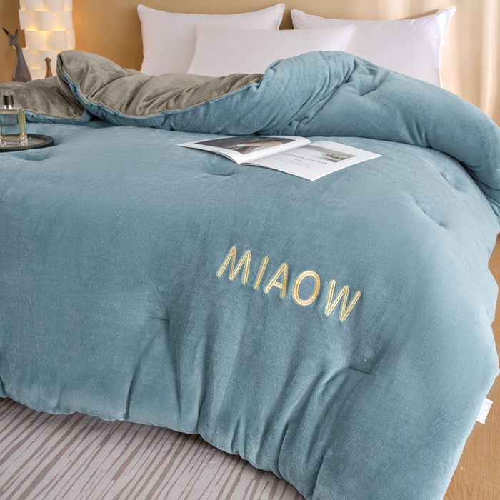 91家纺网 家纺一手货源 找家纺 米米儿家纺 2025新款牛奶绒刺绣冬被跨境被子外贸冬季被芯被子被芯 蓝-灰色