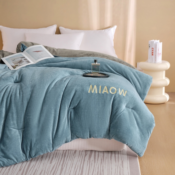 91家纺网 家纺一手货源 找家纺 米米儿家纺 2025新款牛奶绒刺绣冬被跨境被子外贸冬季被芯被子被芯 蓝-灰色