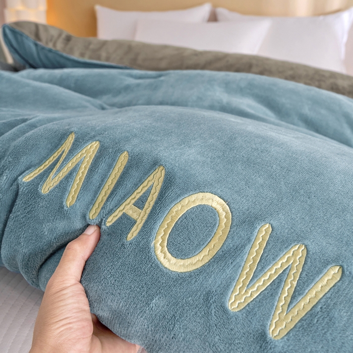 91家纺网 家纺一手货源 找家纺 米米儿家纺 2025新款牛奶绒刺绣冬被跨境被子外贸冬季被芯被子被芯 蓝-灰色