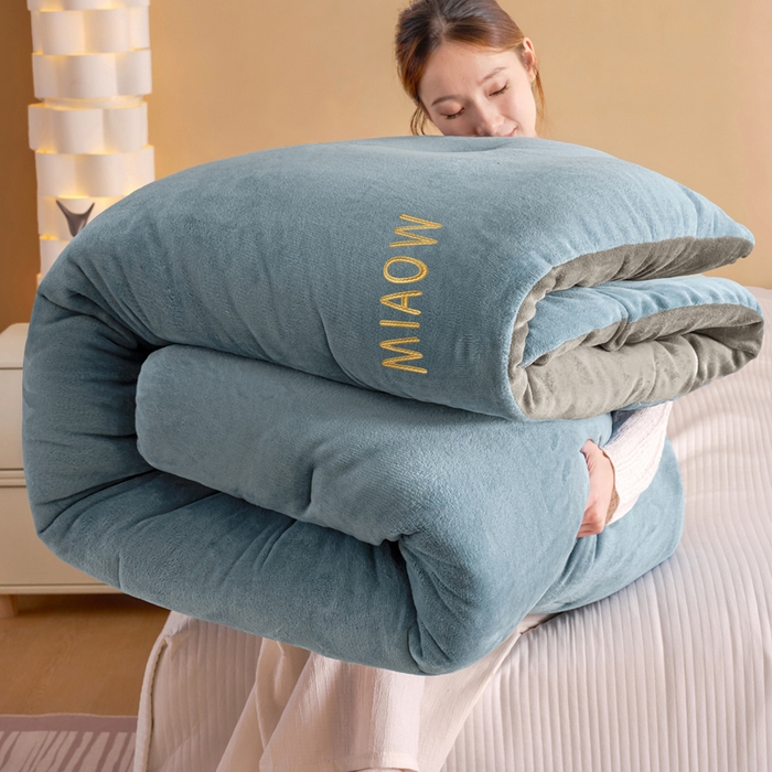 91家纺网 家纺一手货源 找家纺 米米儿家纺 2025新款牛奶绒刺绣冬被跨境被子外贸冬季被芯被子被芯 蓝-灰色