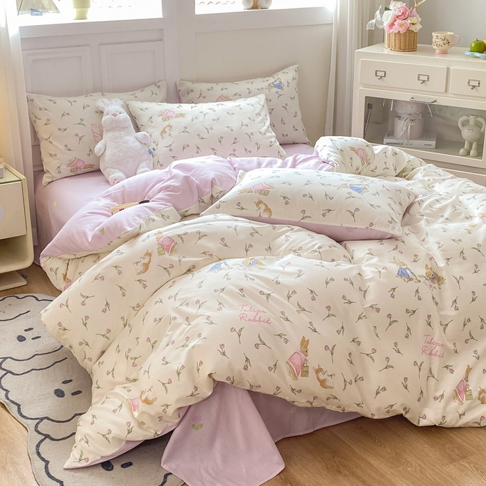 91家纺网 家纺一手货源 找家纺 红日子纺织品 2025新款12868全棉印花系列四件套 花语萌兔