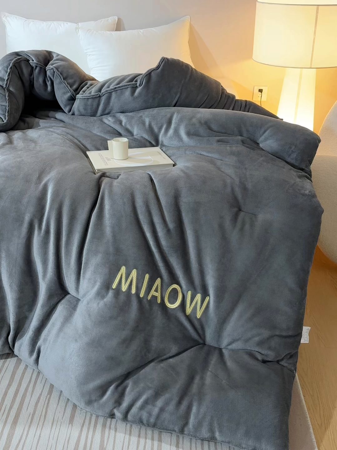 91家纺网 家纺一手货源 找家纺 米米儿家纺 2025新款牛奶绒刺绣冬被跨境被子外贸冬季被芯被子被芯 灰色