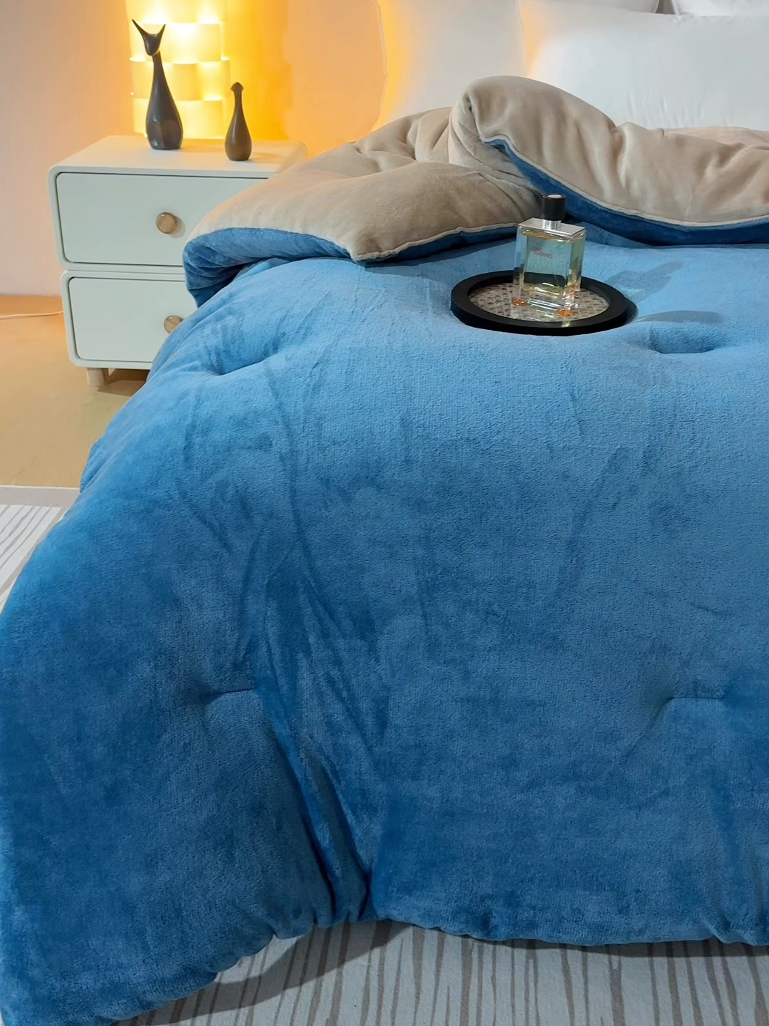 91家纺网 家纺一手货源 找家纺 米米儿家纺 2025新款牛奶绒刺绣冬被跨境被子外贸冬季被芯被子被芯 蓝-卡其色