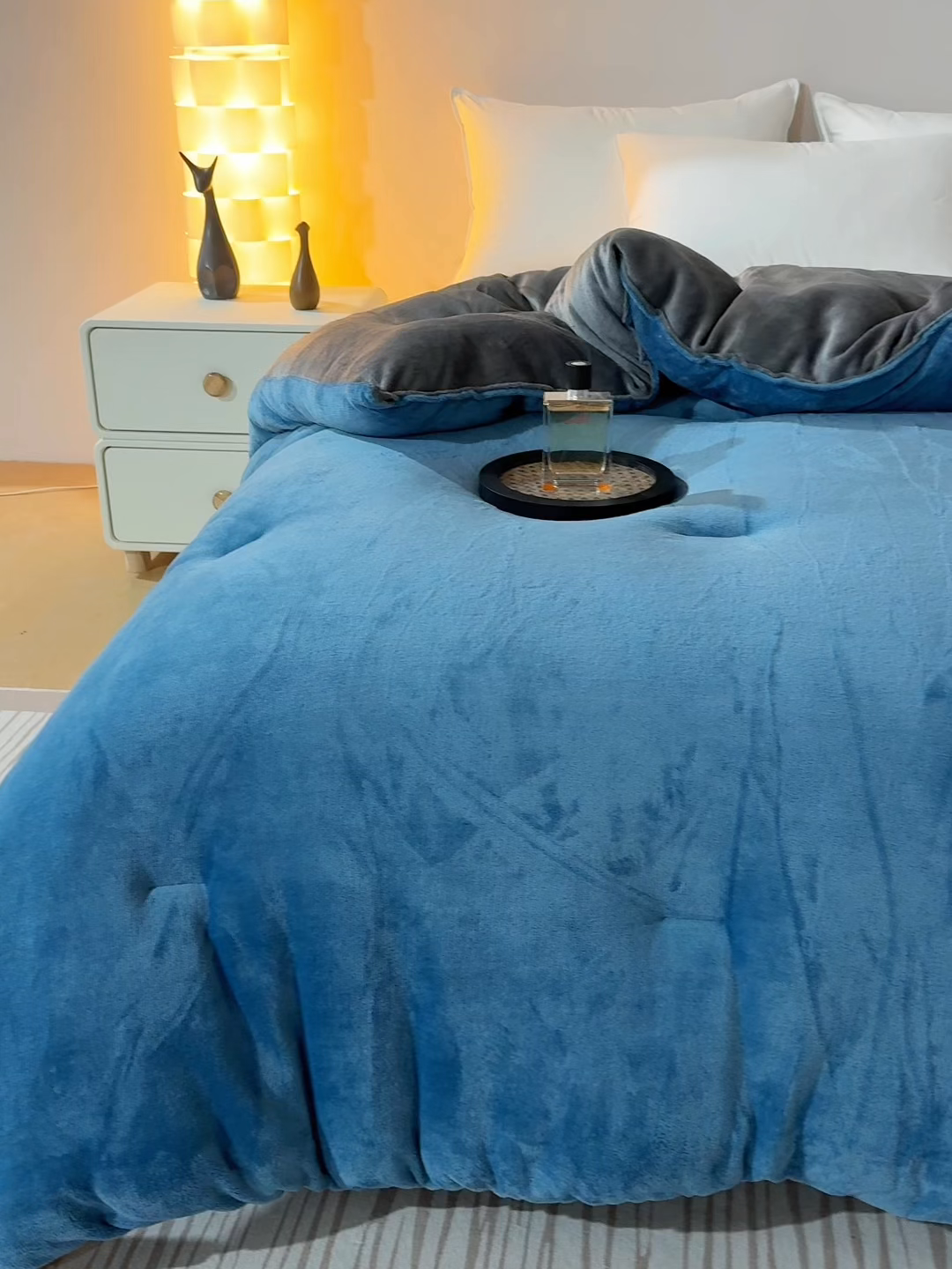 91家纺网 家纺一手货源 找家纺 米米儿家纺 2025新款牛奶绒刺绣冬被跨境被子外贸冬季被芯被子被芯 蓝-灰色