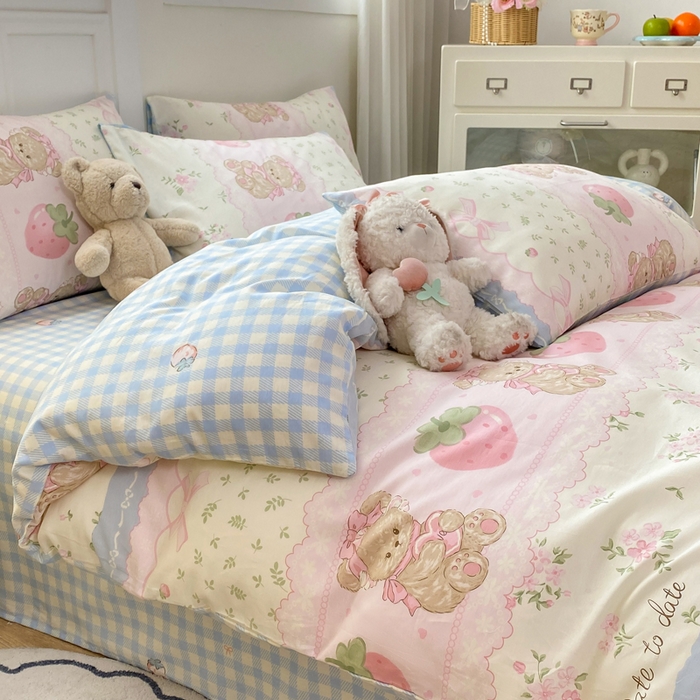 91家纺网 家纺一手货源 找家纺 红日子纺织品 2025新款12868全棉印花系列四件套 妮娜熊