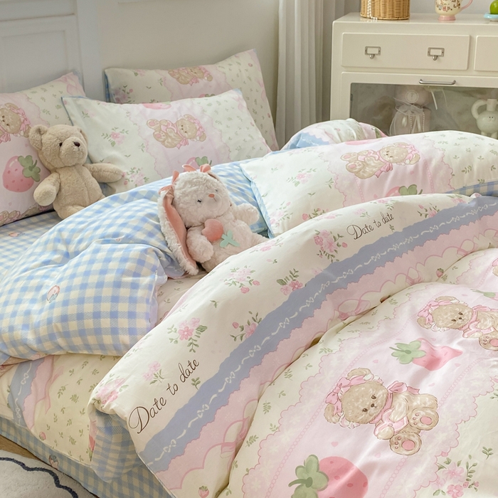 91家纺网 家纺一手货源 找家纺 红日子纺织品 2025新款12868全棉印花系列四件套 妮娜熊