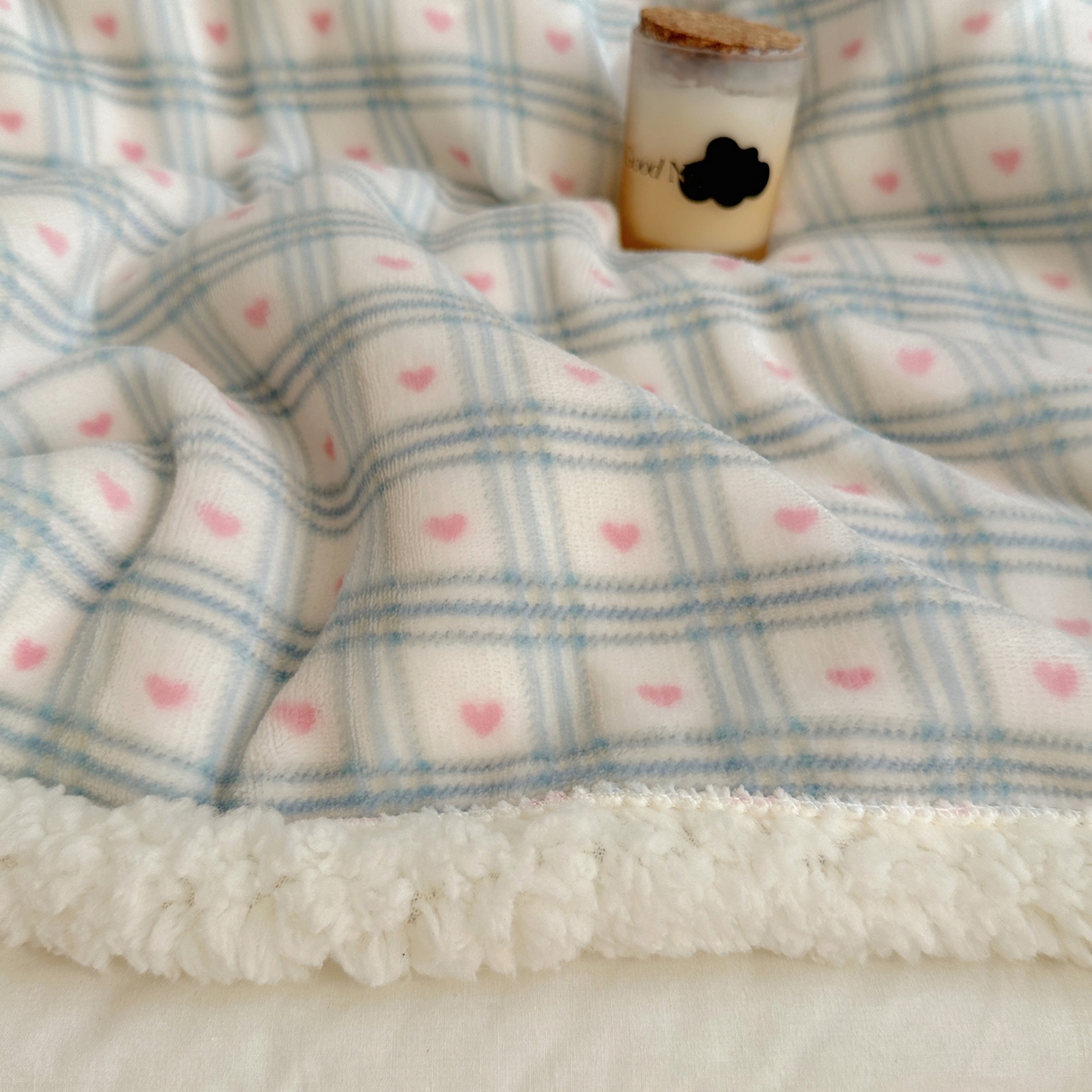 91家纺网 家纺一手货源 找家纺 萝莉家纺 2025新款小清新多功能牛奶绒羊羔绒毛毯毯子午睡毯 爱心格子粉