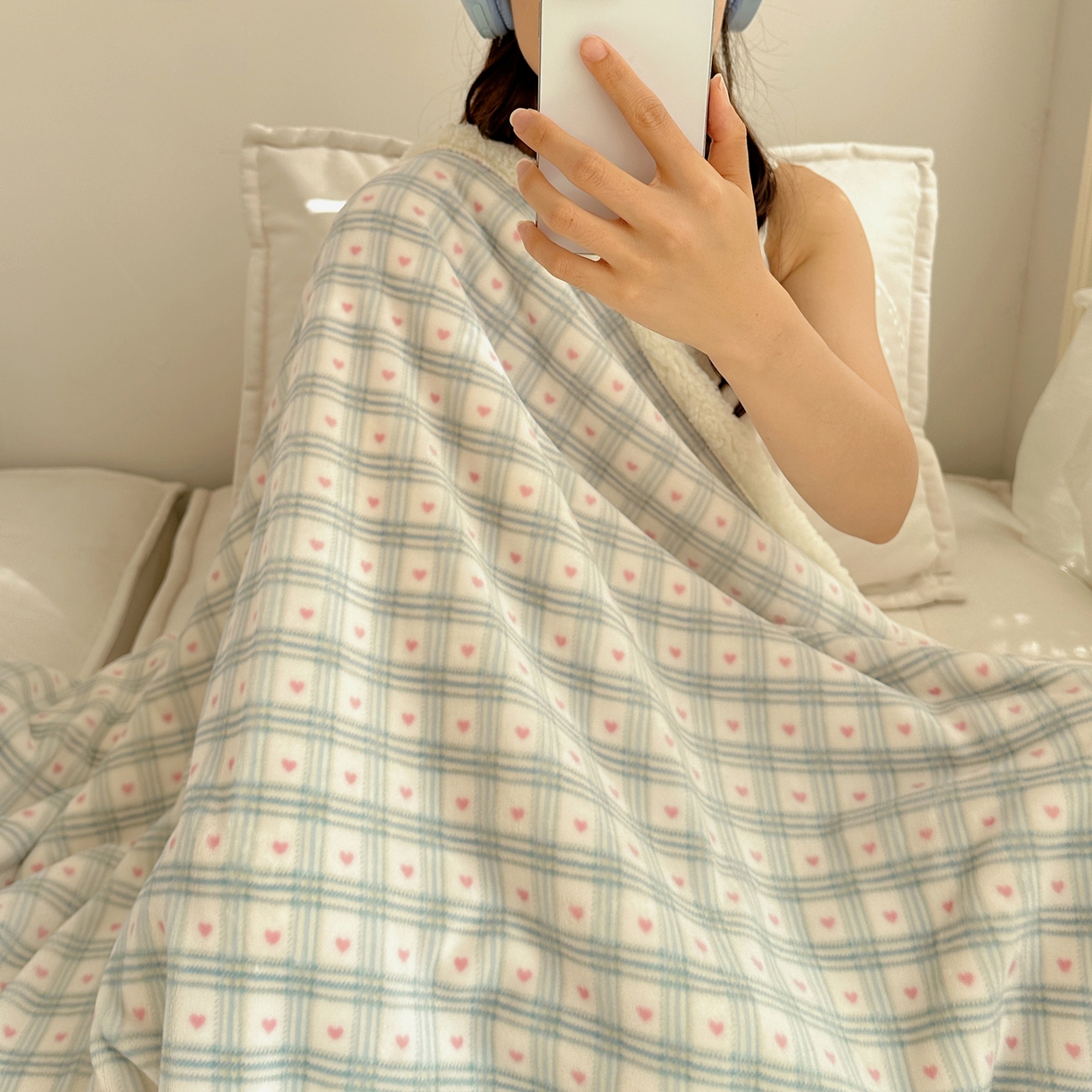 91家纺网 家纺一手货源 找家纺 萝莉家纺 2025新款小清新多功能牛奶绒羊羔绒毛毯毯子午睡毯 爱心格子粉