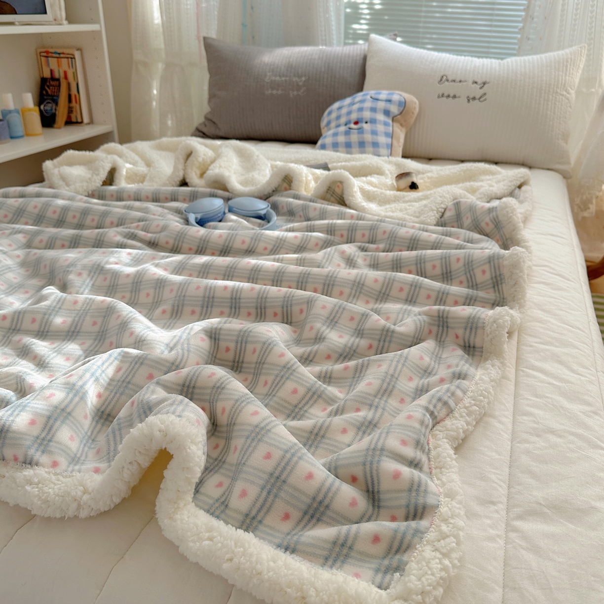 91家纺网 家纺一手货源 找家纺 萝莉家纺 2025新款小清新多功能牛奶绒羊羔绒毛毯毯子午睡毯 爱心格子粉