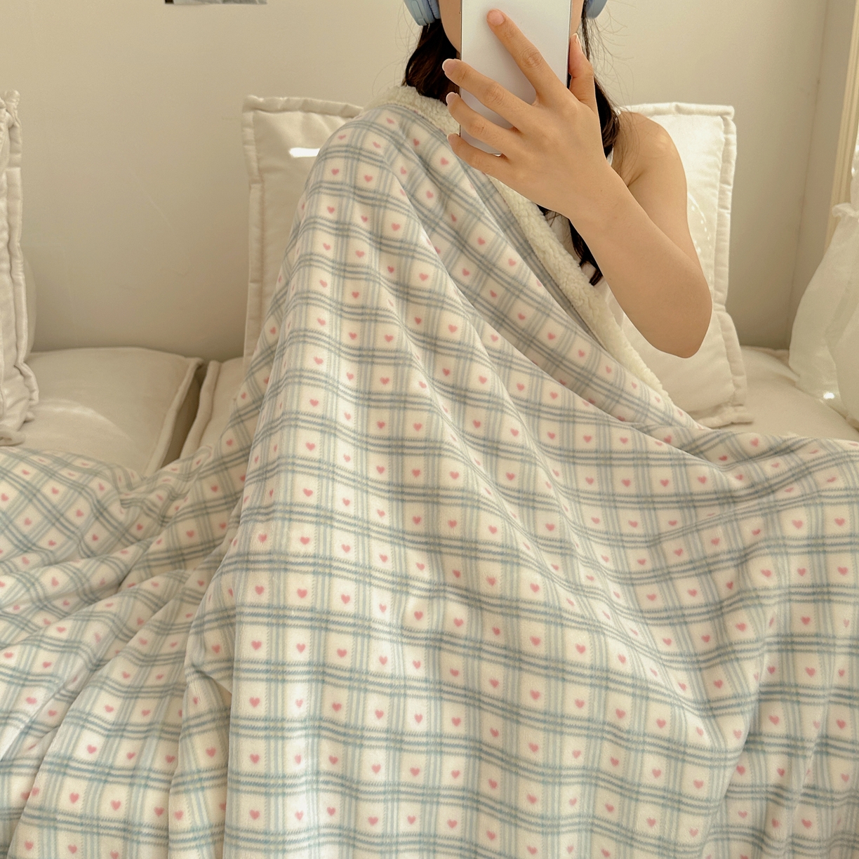 91家纺网 家纺一手货源 找家纺 萝莉家纺 2025新款小清新多功能牛奶绒羊羔绒毛毯毯子午睡毯 爱心格子粉