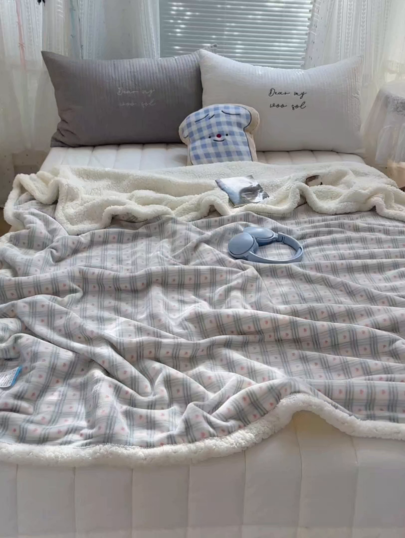 91家纺网 家纺一手货源 找家纺 萝莉家纺 2025新款小清新多功能牛奶绒羊羔绒毛毯毯子午睡毯 爱心格子粉