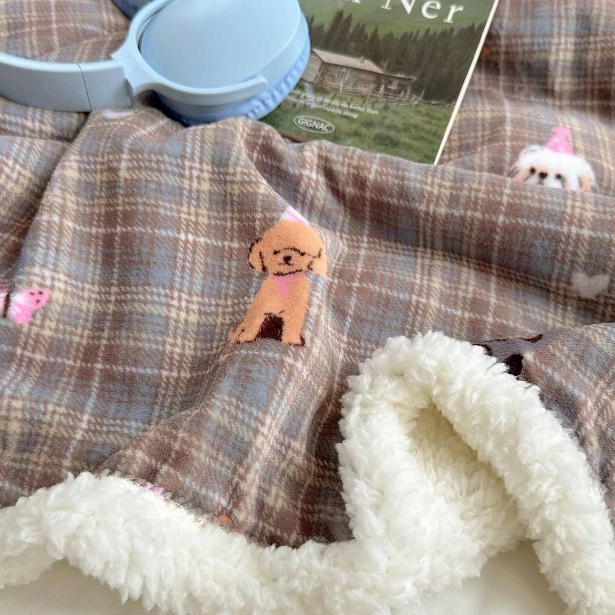 91家纺网 家纺一手货源 找家纺 萝莉家纺 2025新款小清新多功能牛奶绒羊羔绒毛毯毯子午睡毯 波点狗狗