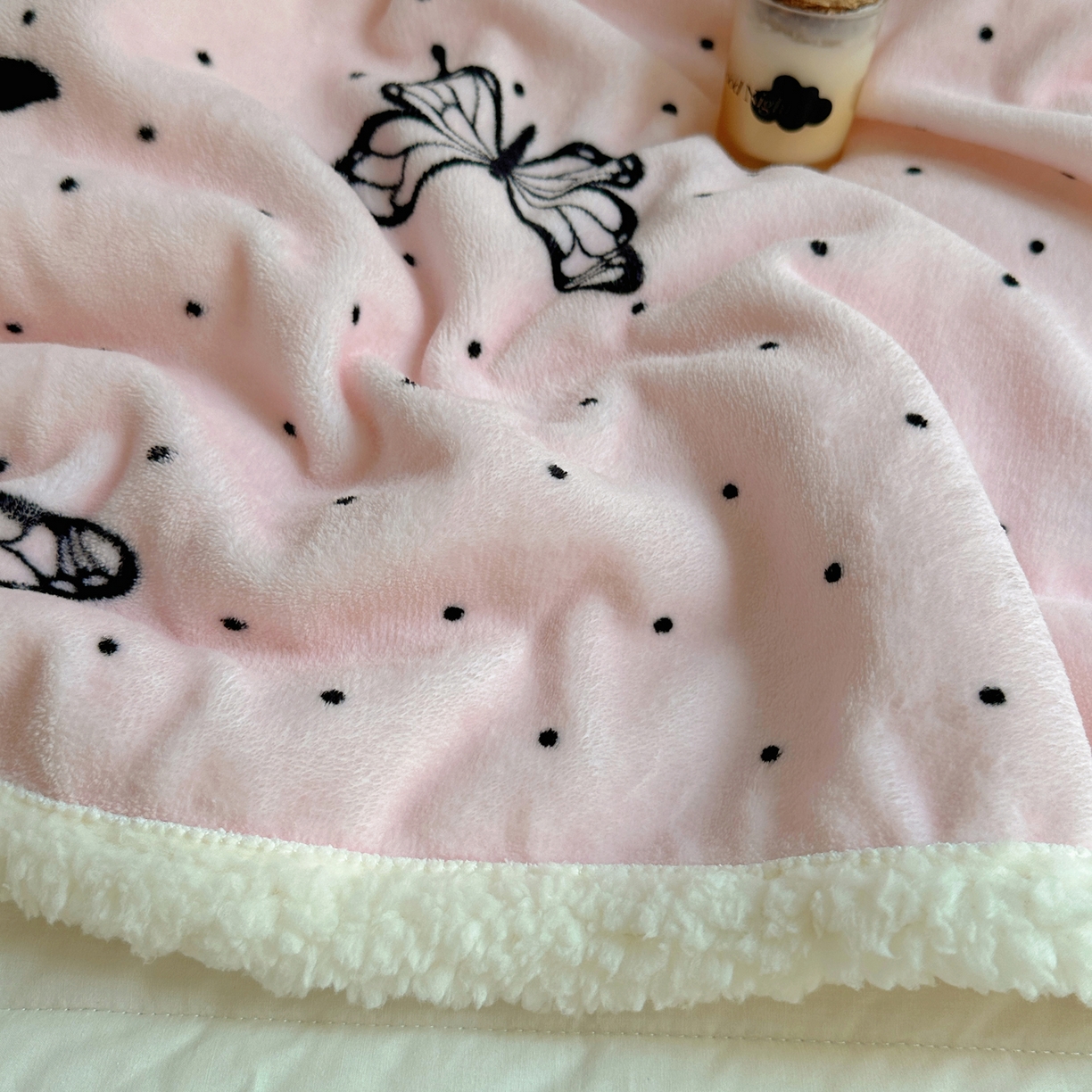 91家纺网 家纺一手货源 找家纺 萝莉家纺 2025新款小清新多功能牛奶绒羊羔绒毛毯毯子午睡毯 黑蝴蝶