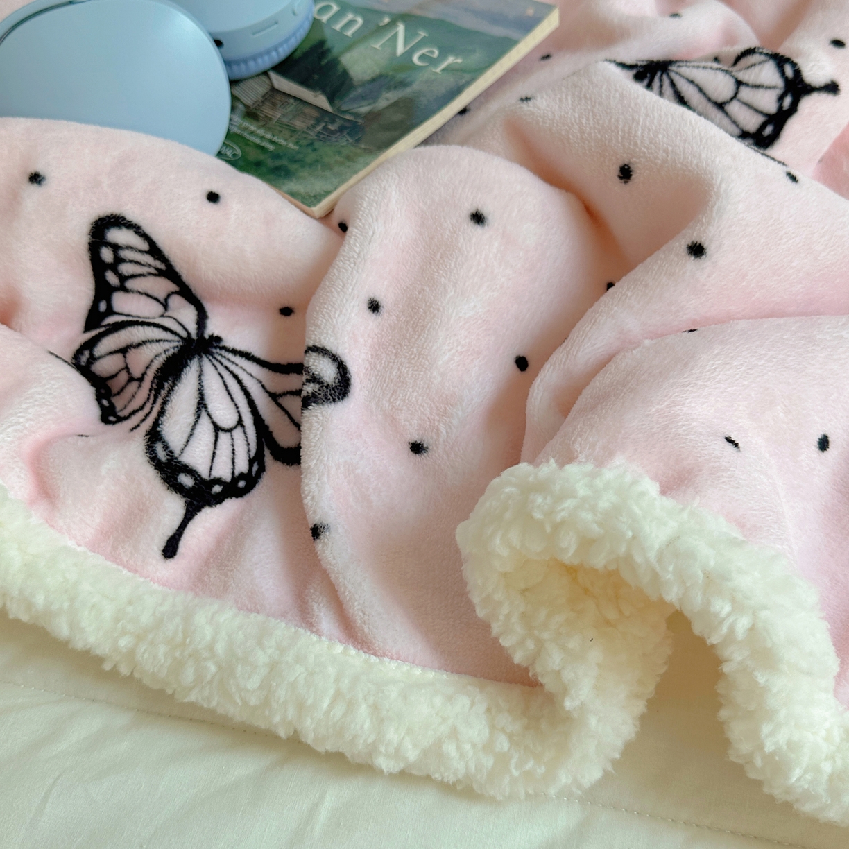 91家纺网 家纺一手货源 找家纺 萝莉家纺 2025新款小清新多功能牛奶绒羊羔绒毛毯毯子午睡毯 黑蝴蝶