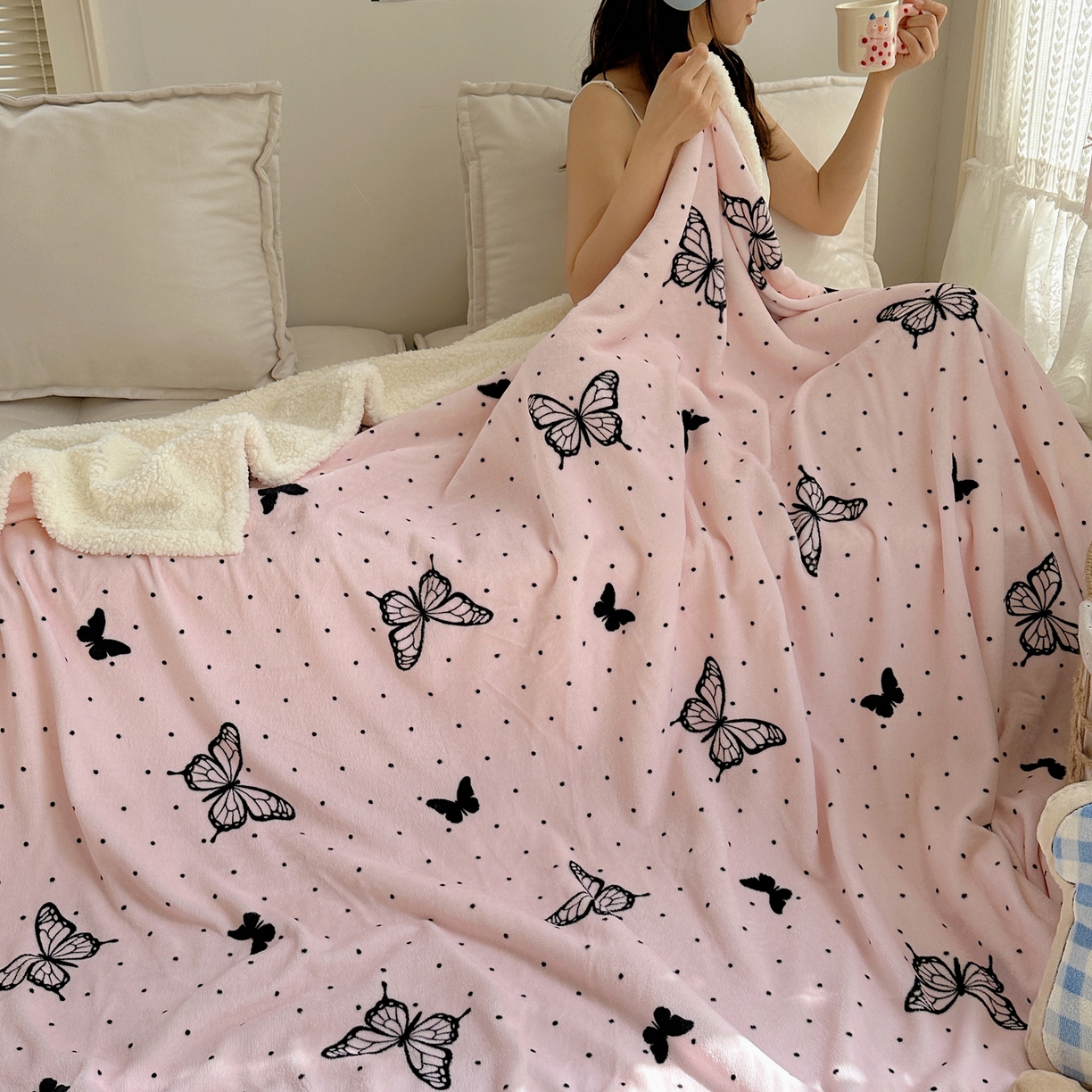 91家纺网 家纺一手货源 找家纺 萝莉家纺 2025新款小清新多功能牛奶绒羊羔绒毛毯毯子午睡毯 黑蝴蝶