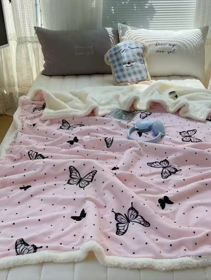 91家纺网 家纺一手货源 找家纺 萝莉家纺 2025新款小清新多功能牛奶绒羊羔绒毛毯毯子午睡毯 黑蝴蝶