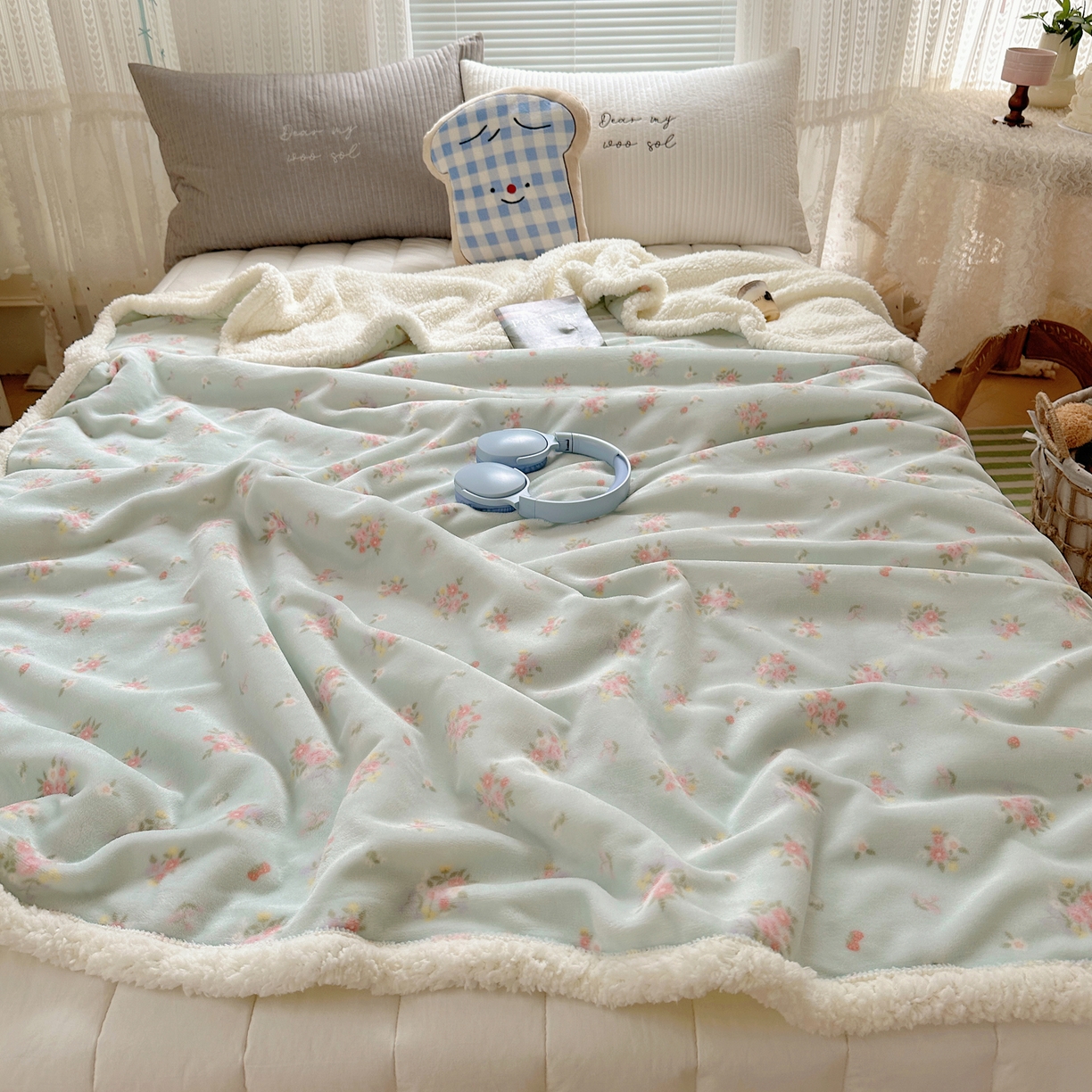 91家纺网 家纺一手货源 找家纺 萝莉家纺 2025新款小清新多功能牛奶绒羊羔绒毛毯毯子午睡毯 花晓绿