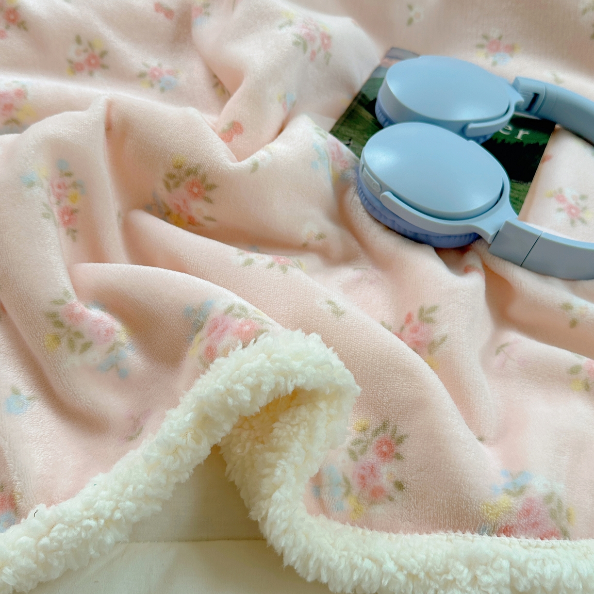91家纺网 家纺一手货源 找家纺 萝莉家纺 2025新款小清新多功能牛奶绒羊羔绒毛毯毯子午睡毯 花晓玉