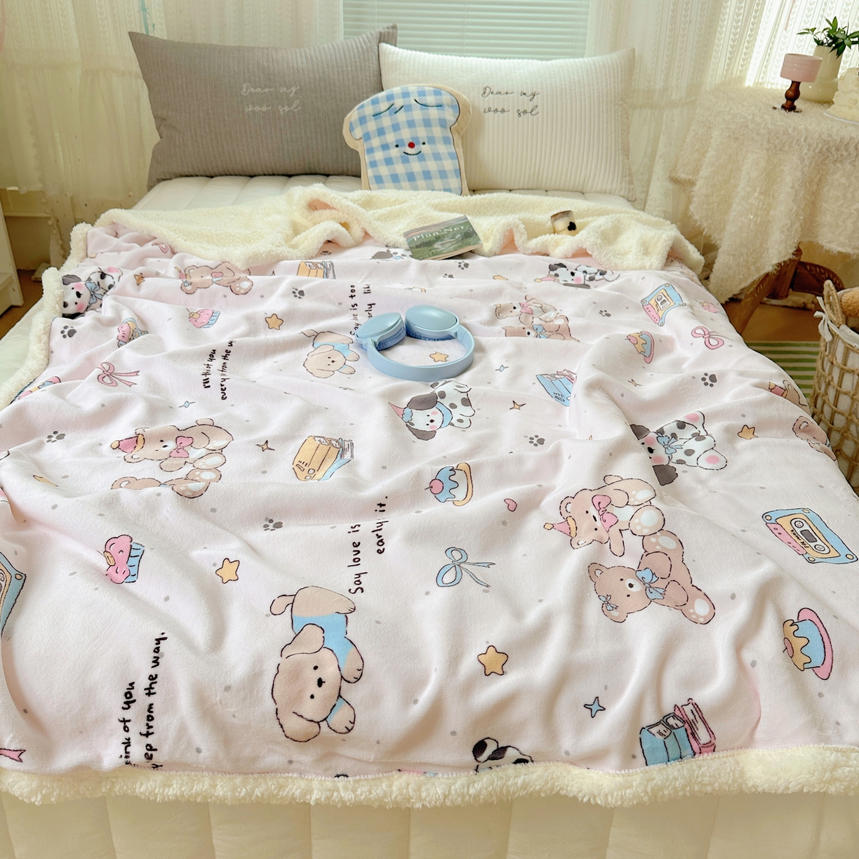 91家纺网 家纺一手货源 找家纺 萝莉家纺 2025新款小清新多功能牛奶绒羊羔绒毛毯毯子午睡毯 欢乐熊