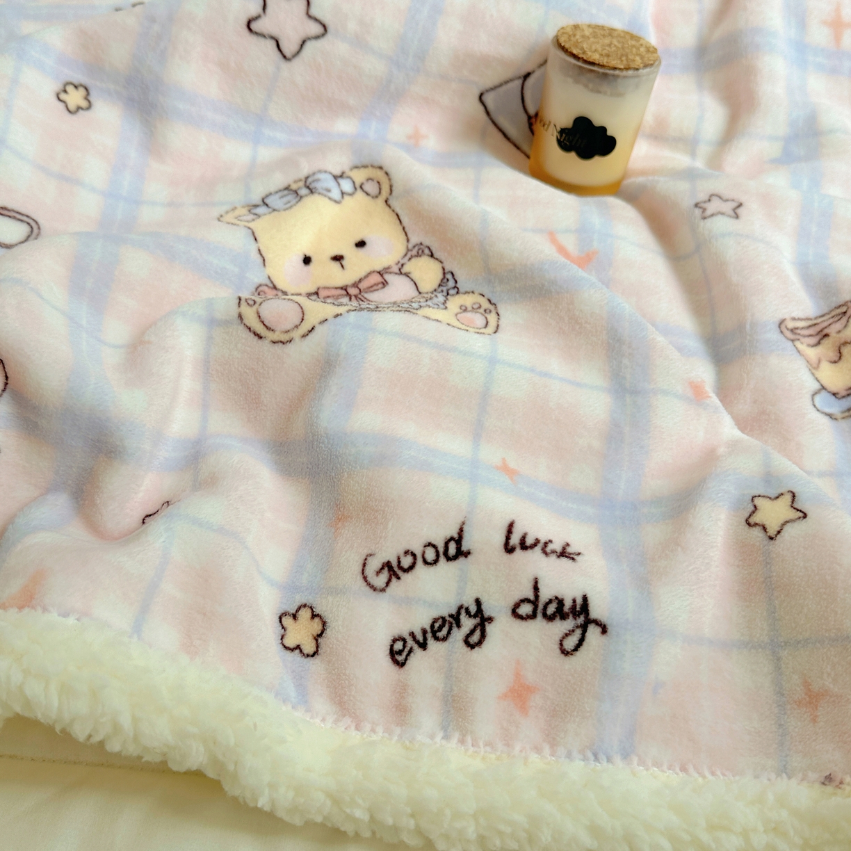 91家纺网 家纺一手货源 找家纺 萝莉家纺 2025新款小清新多功能牛奶绒羊羔绒毛毯毯子午睡毯 咖啡熊